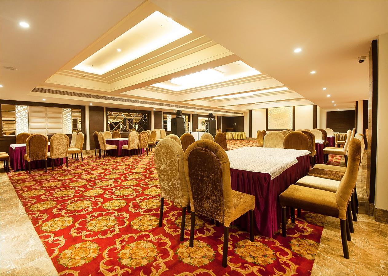 Отель The Palm Court Лудхиана Экстерьер фото